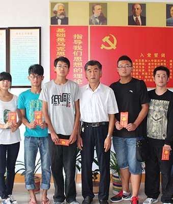 劉總與資助學生合影