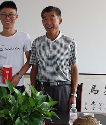 劉總與資助學(xué)生合影