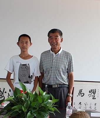 劉總與資助學(xué)生合影