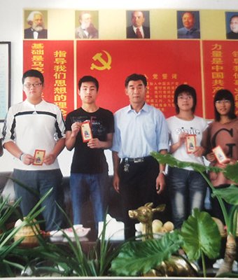 劉總與資助學生合影